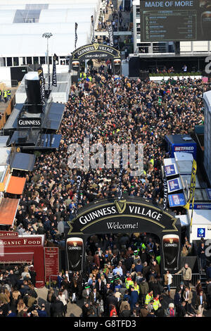 2016 Cheltenham Festival - St Patrick's Jeudi - l'Hippodrome de Cheltenham Banque D'Images