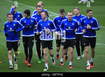 En Irlande du Nord, Steve Davis (à gauche) et Arron Hughes (deuxième à gauche), Jonny Evans (au centre) et Craig Cathcart (à droite) pendant la séance d'entraînement au Cardiff City Stadium, Cardiff. Banque D'Images