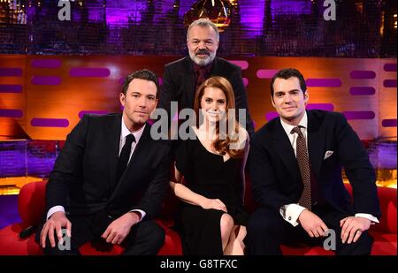 Le présentateur Graham Norton avec (de gauche à droite), Ben Affleck, Amy Adams et Henry Cavill, pendant le tournage du Graham Norton Show, aux London Studios, dans le sud de Londres, sera diffusé sur BBC One vendredi soir. Banque D'Images