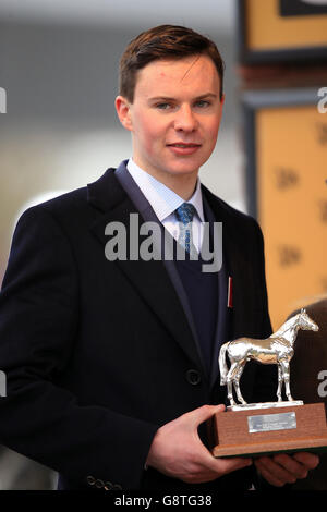 Joseph O'Brien, fils de l'entraîneur Aidan O'Brien après qu'Ivanovich Gorbatov remporte l'obstacle JCB Triumph lors de la coupe d'or du Festival Cheltenham 2016 à l'hippodrome de Cheltenham. Banque D'Images