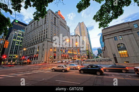 Soirée le trafic dans l'intersection de la rue Front et de l'University Avenue en face de la gare Union de Toronto, Fairmount Royal York F. Banque D'Images