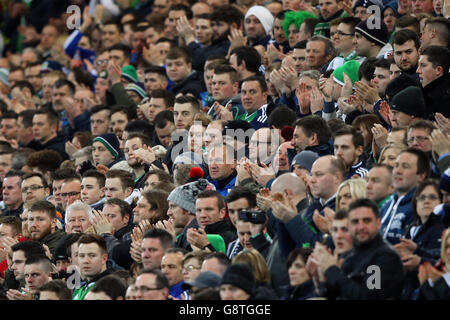 Irlande du Nord / Slovénie - International friendly - Windsor Park.Les fans d'Irlande du Nord dans les stands montrent leur soutien lors d'un International friendly à Windsor Park, Belfast. Banque D'Images