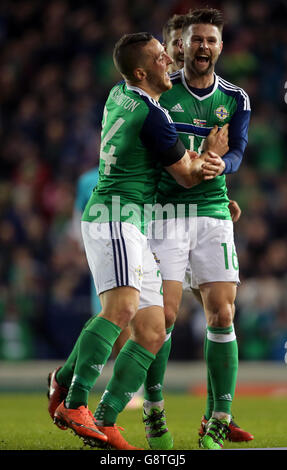 Conor Washington (à gauche), en Irlande du Nord, célèbre le premier but du match de son côté avec Oliver Norwood, coéquipier, lors d'une rencontre internationale à Windsor Park, Belfast. Banque D'Images