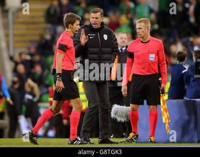 Irlande du Nord / Slovénie - International friendly - Windsor Park.Katanec Srecko, responsable slovène, fait appel à l'arbitre à mi-temps lors d'une rencontre internationale à Windsor Park, Belfast. Banque D'Images