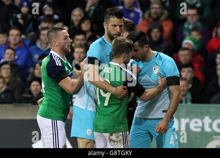 Conor Washington en Irlande du Nord (à gauche) et Cesar Bostjan en Slovénie (2e à partir de la gauche) tentent de séparer Jamie Ward en Irlande du Nord et Samardzic Miral en Slovénie lors d'une amicale internationale à Windsor Park, Belfast. Banque D'Images