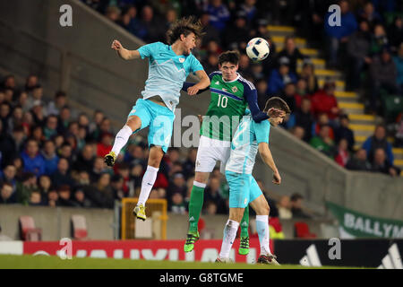 Krhin Rene en Slovénie (à gauche) et Kyle Lafferty en Irlande du Nord se battent pour le bal lors d'un match international amical à Windsor Park, Belfast. APPUYEZ SUR ASSOCIATION photo. Date de la photo: Lundi 28 mars 2016. Voir PA Story SOCCER N Irlande. Le crédit photo devrait se lire comme suit : Niall Carson/PA Wire. Banque D'Images