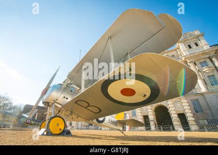 Un Sopwith Snipe est exposé sur le Horse Guards Parade, dans le centre de Londres, avant le 100e anniversaire de la RAF qui a été formée en 2018. Banque D'Images