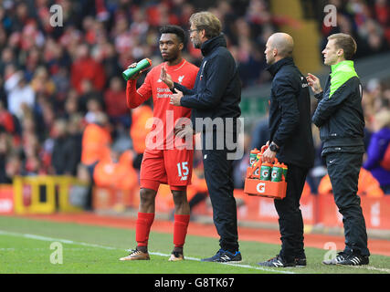 Jurgen Klopp (au centre), directeur de Liverpool, donne des instructions à Daniel Sturridge (à gauche) de Liverpool lors du match de la Barclays Premier League à Anfield, Liverpool. Banque D'Images