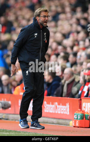 Liverpool / Tottenham Hotspur - Barclays Premier League - Anfield.Jurgen Klopp, directeur de Liverpool, réagit lors du match de la Barclays Premier League à Anfield, Liverpool. Banque D'Images