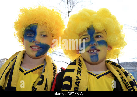 Barnsley v Oxford United - Johnstone's Paint Trophy - final - Wembley Stadium.Les fans d'Oxford United portent des perruques jaunes et de la peinture faciale avant la finale du Johnstone's Paint Trophy au Wembley Stadium, Londres. Banque D'Images