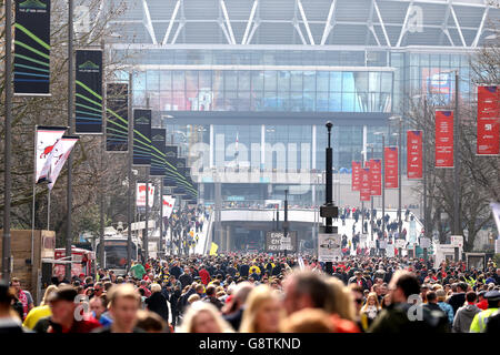 Barnsley v Oxford United - Johnstone's Paint Trophy - final - Wembley Stadium.Les fans de Wembley Way se rendent au match avant la finale du Johnstone's Paint Trophy au stade Wembley, Londres. Banque D'Images