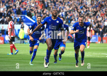 Wes Morgan (au centre) de Leicester City célèbre le premier but de son équipe lors du match de la Barclays Premier League au King Power Stadium de Leicester. Banque D'Images