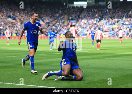 Wes Morgan (au centre) de Leicester City célèbre le premier but de son équipe lors du match de la Barclays Premier League au King Power Stadium de Leicester. Banque D'Images