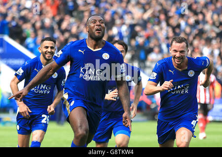 Wes Morgan (au centre) de Leicester City célèbre son premier but du match avec des coéquipiers lors du match de la Barclays Premier League au King Power Stadium de Leicester. Banque D'Images