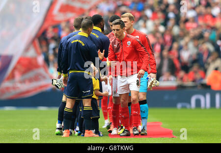 Barnsley v Oxford United - Johnstone's Paint Trophy - final - Wembley Stadium.Barnsley et les joueurs d'Oxford United se secouent la main avant la finale du Johnstone's Paint Trophy au stade Wembley, à Londres. Banque D'Images