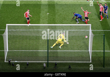 Wes Morgan (au centre) de Leicester City se hante au-dessus de Jordy Clasie de Southampton pour marquer son premier but du match avec un titre lors du match de la Barclays Premier League au King Power Stadium de Leicester. Banque D'Images