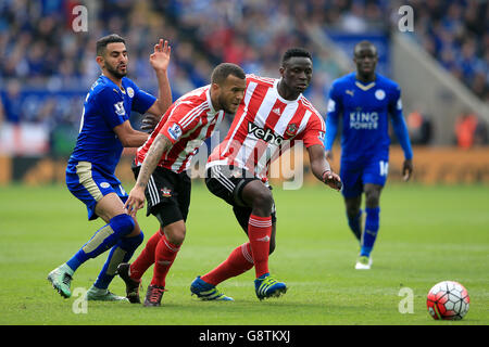 Riyad Mahrez de Leicester City lutte pour le ballon avec Victor Wanyama de Southampton (au centre à droite) et Ryan Bertrand (deuxième à gauche) lors du match de la Barclays Premier League au King Power Stadium de Leicester. Banque D'Images