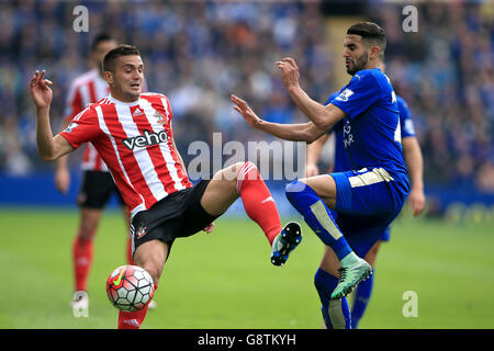 Riyad Mahrez de Leicester City est fouillé par Dusan Tadic de Southampton (à gauche) lors du match de la Barclays Premier League au King Power Stadium de Leicester. Banque D'Images