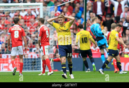 Barnsley v Oxford United - Johnstone's Paint Trophy - final - Wembley Stadium.Jordan Evans d'Oxford United a été abattu après une chance manquée lors de la finale du trophée de peinture de Johnstone au stade Wembley, à Londres. Banque D'Images