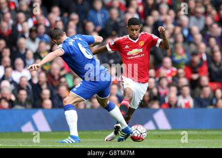 Marcus Rashford de Manchester United (à droite) et Phil Jagielka d'Everton se battent pour le ballon lors du match de la Barclays Premier League à Old Trafford, Manchester. Banque D'Images