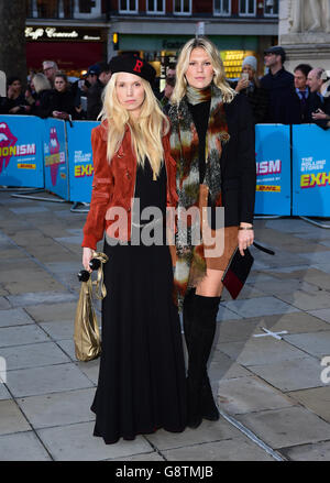 Theodora Richards (à gauche) et Alexandra Richards arrivent pour le gala d'ouverture de nuit pour l'exhibitionnisme : l'exposition Rolling Stones qui s'est tenue à la Saatchi Gallery, Londres. APPUYEZ SUR ASSOCIATION photo. Date de la photo : lundi 4 2016 avril. Voir PA Story SHOWBIZ Stones. Le crédit photo devrait se lire comme suit : Ian West/PA Wire Banque D'Images