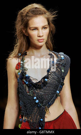 Un modèle porte une création par le designer Bora Aksu, au cours de la London Fashion Week Spring/Summer 2006 montrent à la BFC tente, Musée d'Histoire Naturelle, le centre de Londres mercredi 21 septembre 2005. ASSOCIATION DE PRESSE Photo. Crédit photo doit se lire : Edmond Terakopian/PA Banque D'Images