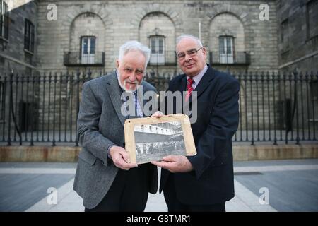 Damien Cassidy (à droite), président du conseil d'administration des visiteurs de Kilmainham et l'un des premiers administrateurs du comité de restauration de la prison de Kilmainham créé en 1960, Et George Saunders, un autre bénévole, tiennent une photo montrant la première visite des travailleurs bénévoles à la prison en mai 1960, alors qu'ils assistent à un événement spécial à Dublin, en Irlande, tenu en l'honneur de la Kilmainham prison Restoration Society, le groupe bénévole qui a sauvé la prison historique de la dérction dans les années 1960. Banque D'Images