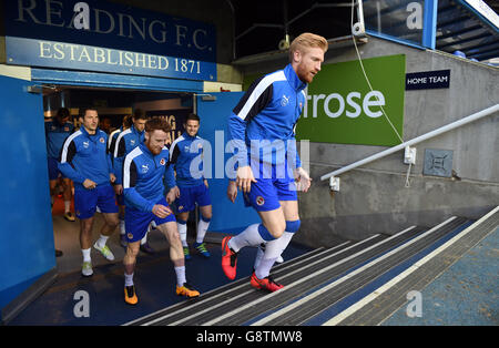 Reading v Nottingham Forest - Sky Bet Championship - Madejski Stadium.Paul McShane (à droite) dirige ses coéquipiers hors du tunnel pour l'échauffement avant le coup de pied Banque D'Images
