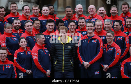 Prince Harry (au centre) au Palais de Buckingham à Londres lors du dévoilement de l'équipe britannique pour les jeux Invictus 2016. Banque D'Images