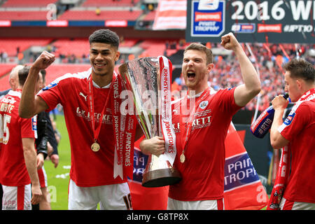 Barnsley Fletcher et Sam Winnall (à droite) célèbrent avec le Johnstone's Paint Trophy après le match Banque D'Images