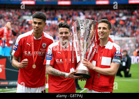 Ashley Fletcher de Barnsley, Adam Hammill et Conor Hourihane (de gauche à droite) célèbrent avec le Johnstone's Paint Trophy après le match Banque D'Images