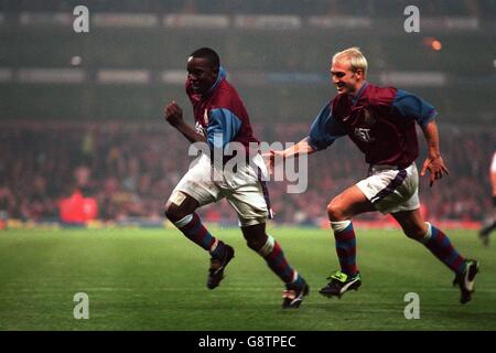 Dwight Yorke de Aston Villa (à gauche) se fait une course pour célébrer Avec un coéquipier Mark Draper (à droite) après avoir marqué le deuxième but Banque D'Images