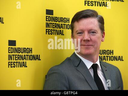 Fergus Linehan, directeur du Festival international d'Édimbourg, lors d'une séance photo au lancement du programme 2016 au Festival Theatre d'Édimbourg. Banque D'Images