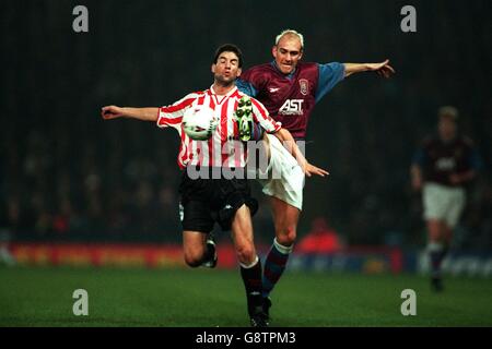 Football - coupe UEFA deuxième tour deuxième jambe - Aston Villa v Athletic Bilbao.Mark Draper de Aston Villa (à droite) défis Josu Urrutia de Athletic Bilbao (à gauche) Banque D'Images