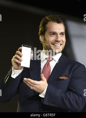 L'acteur Henry Cavill s'exprime lors de l'annonce de produits Huawei sur leurs smartphones P9 et P9 plus à Battersea Evolution à Londres. Banque D'Images