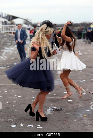 Racegoers après la course a terminé le Ladies Day of the Crabbie's Grand National Festival à Aintree Racecourse, Liverpool. APPUYEZ SUR ASSOCIATION photo. Date de la photo: Vendredi 8 avril 2016. Voir PA Story RACING Aintree. Le crédit photo devrait se lire comme suit : David Davies/PA Wire Banque D'Images