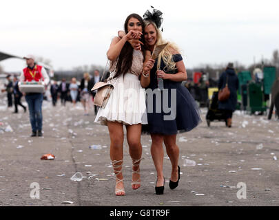 Racegoers après la course a terminé le Ladies Day of the Crabbie's Grand National Festival à Aintree Racecourse, Liverpool. APPUYEZ SUR ASSOCIATION photo. Date de la photo: Vendredi 8 avril 2016. Voir PA Story RACING Aintree. Le crédit photo devrait se lire comme suit : David Davies/PA Wire Banque D'Images