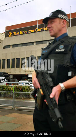 Des officiers de l'unité des armes tactiques de la police de Sussex sur le front de mer de Brighton le vendredi 23 septembre 2005 alors que la ville se prépare à la Conférence annuelle du Parti travailliste qui commence dimanche. APPUYEZ SUR ASSOCIATION photo. Crédit photo devrait se lire: Chris Ison. Banque D'Images