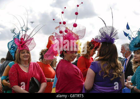 Grand National Day - Grand Festival national de Crabbie - Hippodrome d'Aintree.Des femmes de course à la course hippique lors du Grand National Day of the Crabbie's Grand National Festival à l'hippodrome d'Aintree, à Liverpool. Banque D'Images