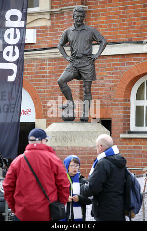 Fulham v Cardiff City - Sky Bet Championship - Craven Cottage.La statue de l'ancien joueur de Fulham Johnny Haynes devant le sol avant le match. Banque D'Images