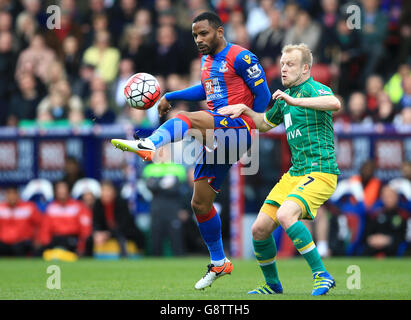 Jason Puncheon du Crystal Palace (à gauche) et Steven Naismith de Norwich City se battent pour le ballon lors du match de la Barclays Premier League à Selhurst Park, Londres. Banque D'Images