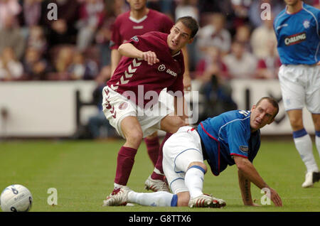 Hearts Rudi Skacel (L) en action avec Fernando Ricksen des Rangers lors du match de la Premier League de la Banque d'Écosse au stade Tynecastle, à Édimbourg, le samedi 24 septembre 2005. APPUYEZ SUR ASSOCIATION photo. Le crédit photo devrait se lire : Danny Lawson/PA. Banque D'Images