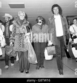 Tom Jones et de la famille - l'aéroport de Heathrow, Londres Banque D'Images