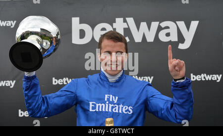 William Buick célèbre après avoir porté un Secret Brief à la victoire dans le Betway Lincoln Heritage Handicap pendant la Betway Lincoln Day au champ de courses de Doncaster, Doncaster. Banque D'Images