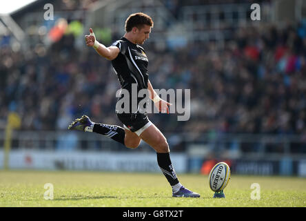 Exeter Chiefs v Worcester Warriors - Aviva Premiership - Sandy Park.Henry Slade des chefs Exeter lance une conversion lors du match de Premiership d'Aviva à Sandy Park, Exeter. Banque D'Images