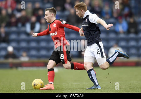 Barrie McKay (à gauche) des Rangers et Jason Thomson de Raith Rovers se battent pour le ballon lors du match du Ladbrokes Scottish Championship au Stark's Park, Fife.APPUYEZ SUR ASSOCIATION photo.Date de la photo: Samedi 2 avril 2016.Voir PA Story FOOTBALL Raith.Le crédit photo devrait se lire comme suit : Jane Barlow/PA Wire.USAGE ÉDITORIAL UNIQUEMENT. Banque D'Images