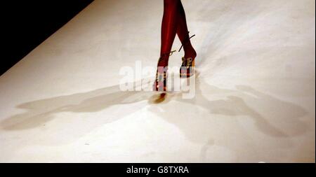 Un modèle porte une création par créateur Eley Kishimoto, au cours de la London Fashion Week Spring/Summer 2006 montrent à la BFC tente, Musée d'Histoire Naturelle, le centre de Londres Le mardi 20 septembre 2005. ASSOCIATION DE PRESSE Photo. Crédit photo doit se lire : Steve Parsons/PA Banque D'Images