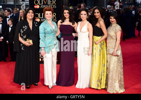 Sophie-Louise Dann (2e L), Natalie Dew (3e L) et les invités participant aux Olivier Awards 2016 qui se tiennent à l'Opéra royal de Covent Garden, Londres. APPUYEZ SUR ASSOCIATION photo. Date de la photo: Dimanche 3 avril 2016. Voir l'histoire de PA SHOWBIZ Olivier. Le crédit photo devrait se lire comme suit : Ian West/PA Wire Banque D'Images