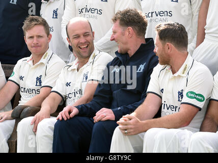 Jonathan Trott (deuxième à gauche) de Warwickshire et réalisateur du cricket Dougie Brown (deuxième à droite) partagent une blague lors de la journée des médias à Edgbaston, Birmingham. Banque D'Images