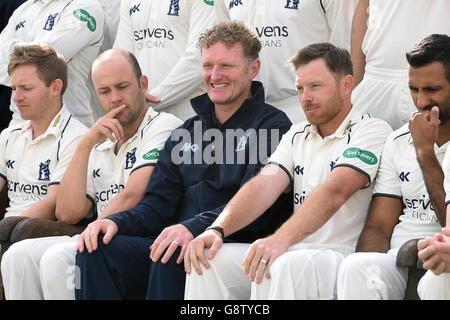 Warwickshire directeur du cricket Dougie Brown (au centre) avec Jonathan Trott (à gauche) et Ian Bell (à droite) pendant la journée des médias à Edgbaston, Birmingham. Banque D'Images